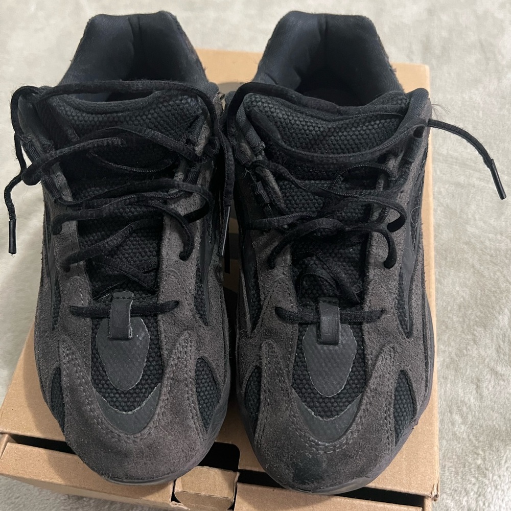 Yeezy Boost 700 V2 Kids Vanta - Picture 2 of 16